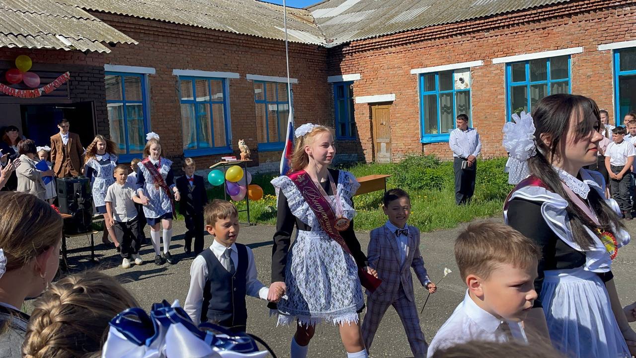 В школах прошли торжественные линейки 